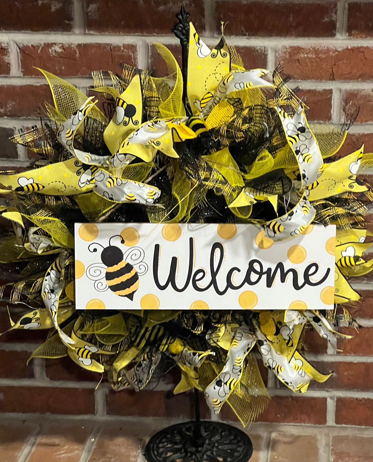 Honey Bee Welcome Wreath: Bee-Themed Front Door Decor
